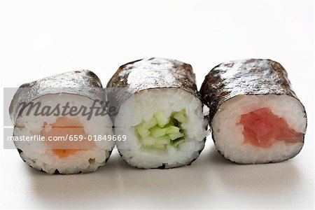 Maki sushi au saumon, au concombre et au thon