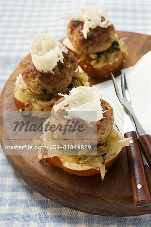 Hamburgers aux oignons et au raifort sur bretzels