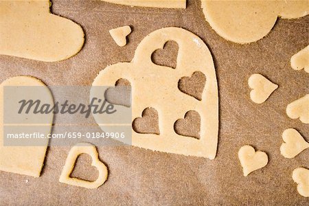 Ausschnitt herzförmige Kekse auf Pergament Backen