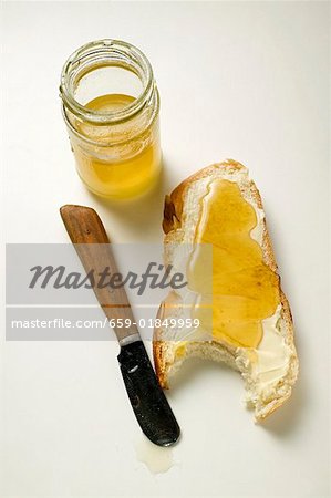 Scheibe Brot Zopf mit Butter und Honig, einen Bissen genommen