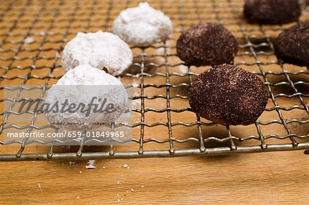 Biscuits noisettes recouverts de noix de coco et de cacao
