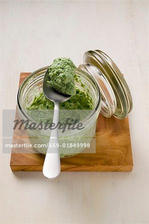 Feldsalat-Pesto im Glas und auf Löffel