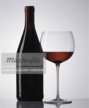 Glas Wein und roten Flasche Rotwein
