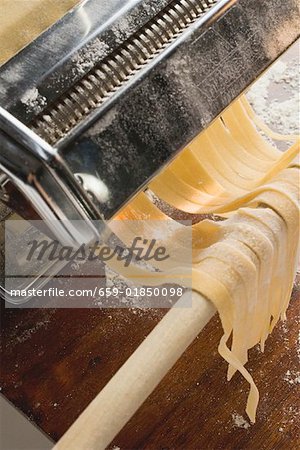 Tagliatelle en sortant de la machine à pâtes