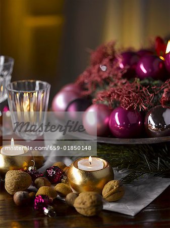 Table avec décorations de Noël