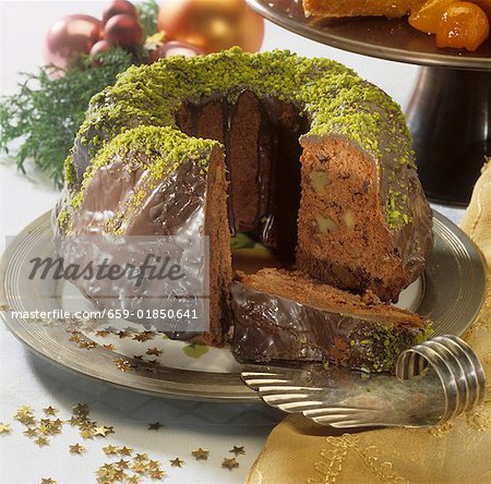 Enrobées de chocolat au gingembre gâteau aux noix, en partie en tranches