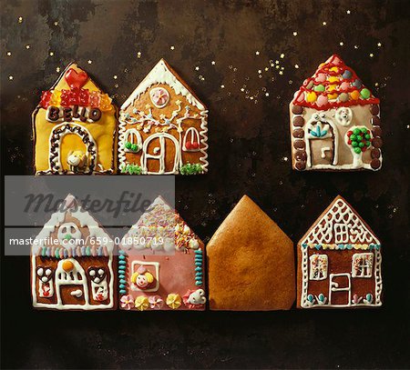 Hausgemachte Lebkuchen in Form von kleinen Häusern