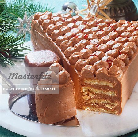 Tarte à la crème au chocolat en forme d'arbre de Noël, couper un morceau