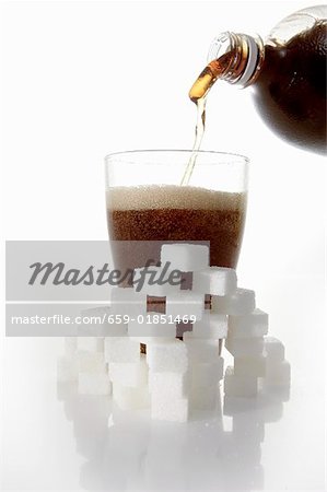 Cola & sugar cubes (picture symbolising high sugar content) Cola & sugar cubes (picture symbolising high sugar content)