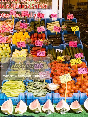 Fruits et légumes avec des prix dans des caisses