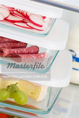 Boîtes à fromage, salami & radis dans la conservation des aliments dans le réfrigérateur