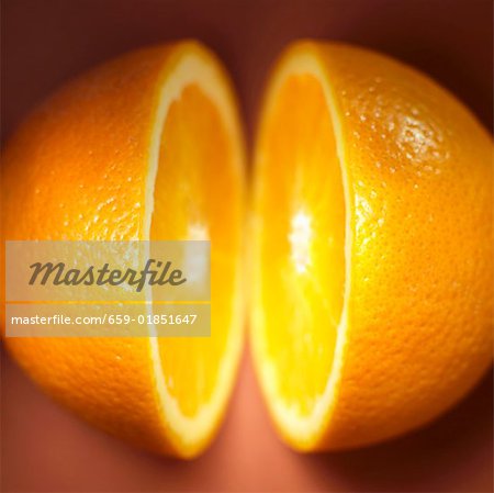 Une orange coupée en deux