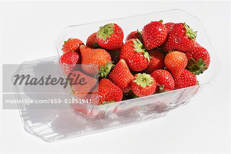 Erdbeeren in einem Kunststoffgefäß