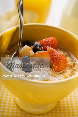 Porridge with milk and berries