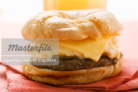 Cheeseburger mit Rührei auf Serviette