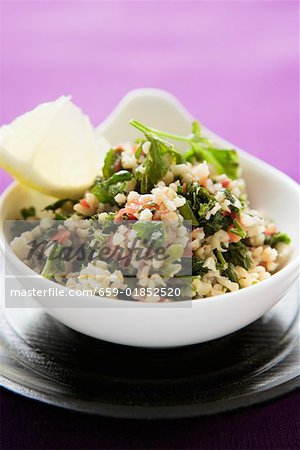 Salade d'orge perlé avec du persil dans un bol (1)