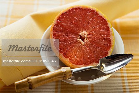 Grapefruit, die Hälfte mit Grapefruit in eine Schüssel geben Löffel