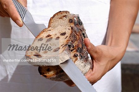 Couper une tranche de pain
