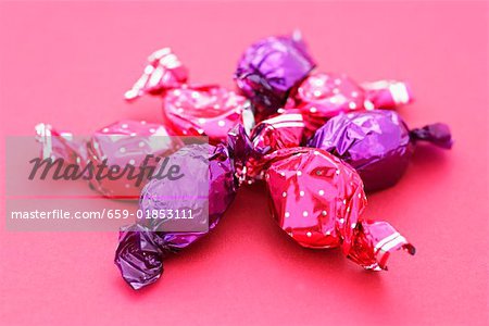 Bonbons dans les wrappers roses et violets