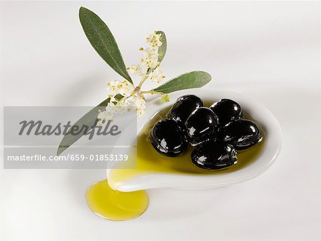 Olives avec de l'huile dans un petit bol