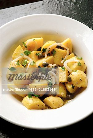 Salade de pommes de terre aux câpres et oignons