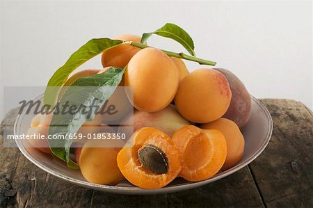 Aprikosen und Pfirsiche in eine Schüssel geben
