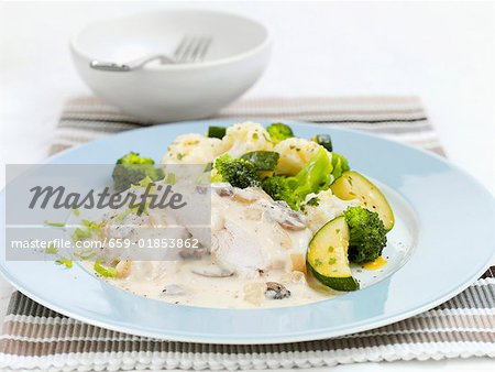 Poitrine de poulet avec sauce aux champignons et légumes