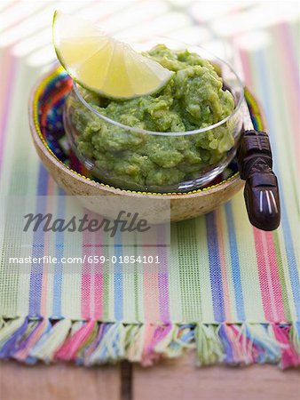 Guacamole in eine kleine Glasschale