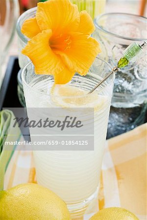 Limonade in einem Glas mit einer Blume
