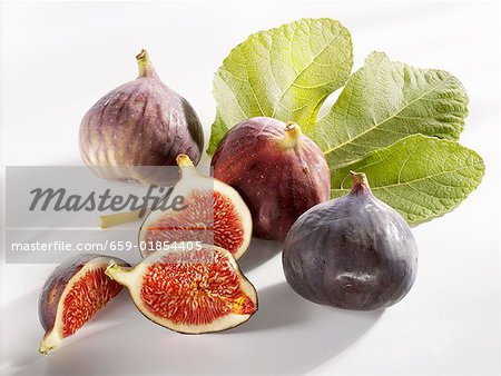 Trois Figues entières et l'autre coupée en morceaux