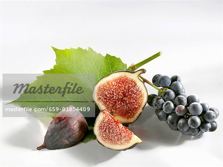 Fig, coupez en morceaux et raisins