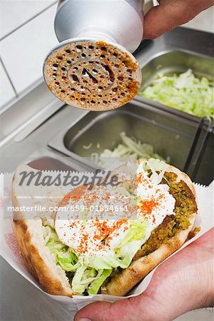 Adding spicy seasoning to a döner kebab