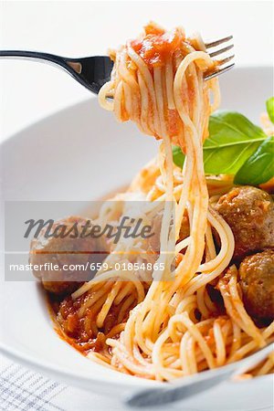 Spaghetti auf Gabel mit Fleischbällchen und Tomatensauce