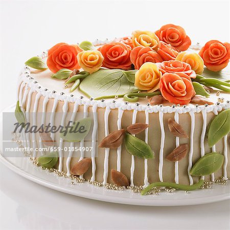 Gateau D Anniversaire Avec Des Roses De Massepain Photographie De Stock Masterfile Premium Libres De Droits Code 659