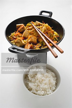 Légumes sautés avec tofu frit et du riz
