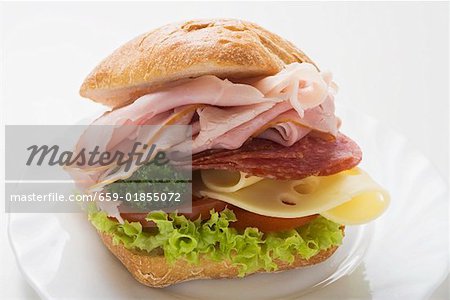 Sandwich jambon, salami et fromage