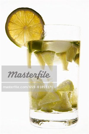 Eau minérale avec des quartiers de lime, glaçons & rondelle de citron vert