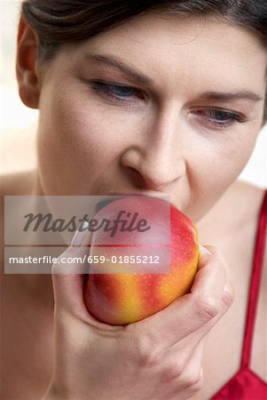 Femme, mordre dans une pomme