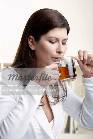 Femme buvant une tasse de thé