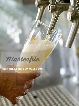 Verser un verre de bière de blé tirant d'eau moussante Verser un verre de bière de blé tirant d'eau moussante