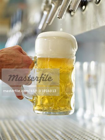 Gießen einen Liter Bier vom Fass