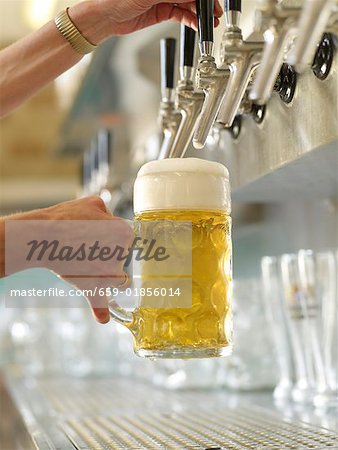 Füllen eine Kanne mit Bier vom Fass