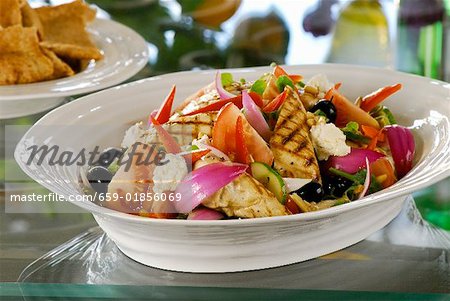 Griechischer Salat mit gegrillter Hähnchenbrust