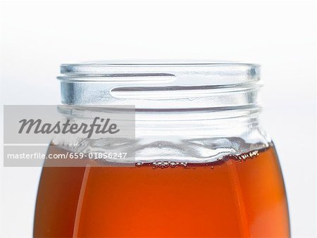 Un pot ouvert de miel