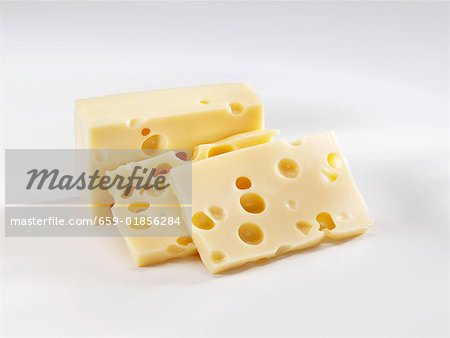 Un morceau de fromage Emmental et deux tranches