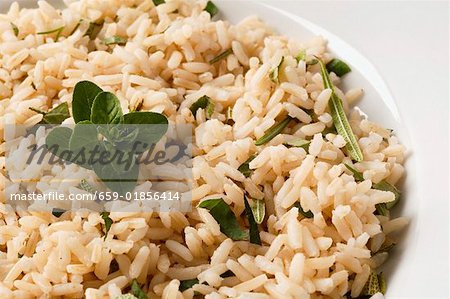 Reis mit Salbei, Rosmarin und oregano