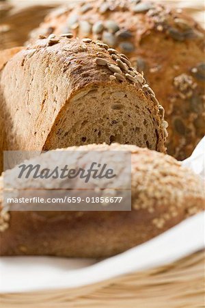 Drei verschiedene Laibe Brot im Brotkorb