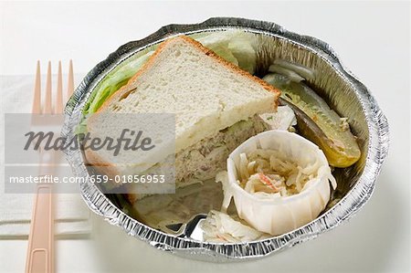 Thunfisch-Sandwich mit Krautsalat und Gurke in Lunch-box