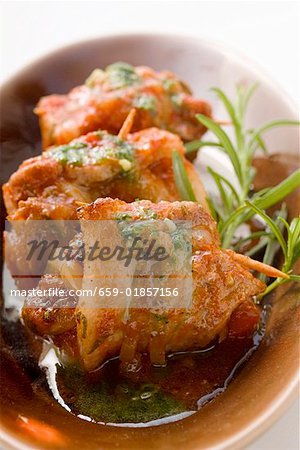 Trois rouleaux de porc le ventre avec de l'huile d'herbe et pesto de tomate