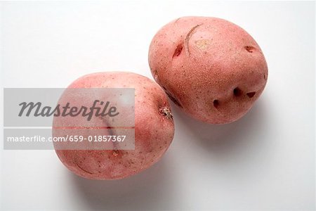 Deux pommes de terre rouges